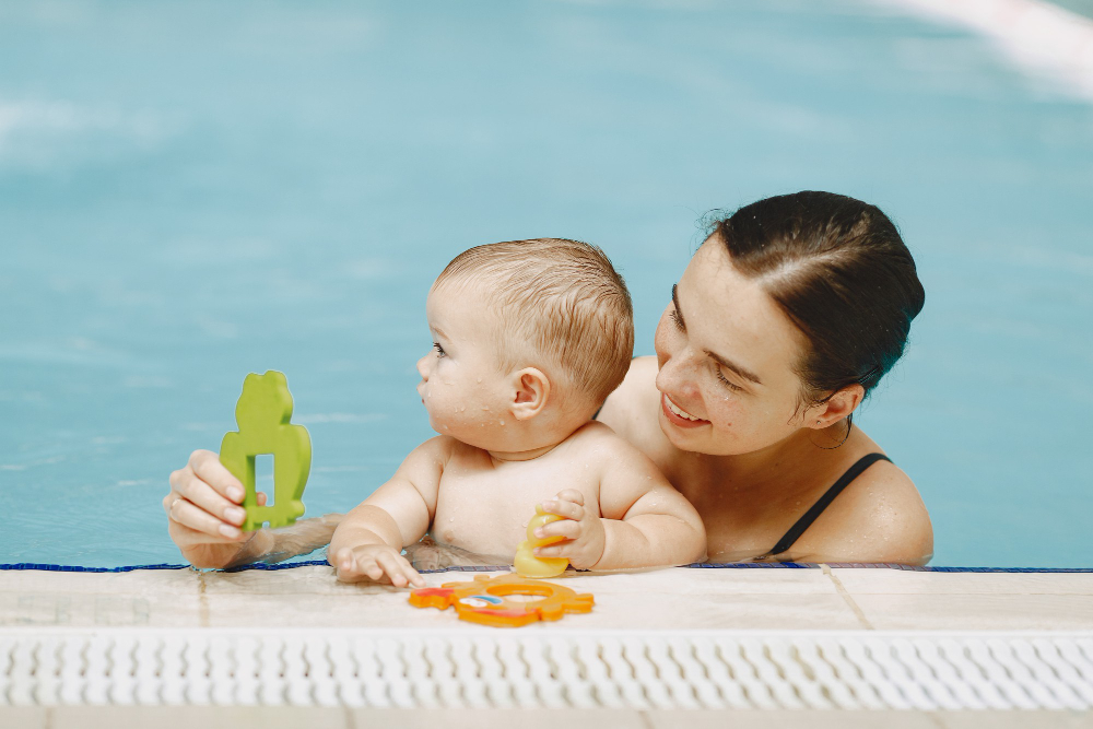 vrouw die zwemt met baby