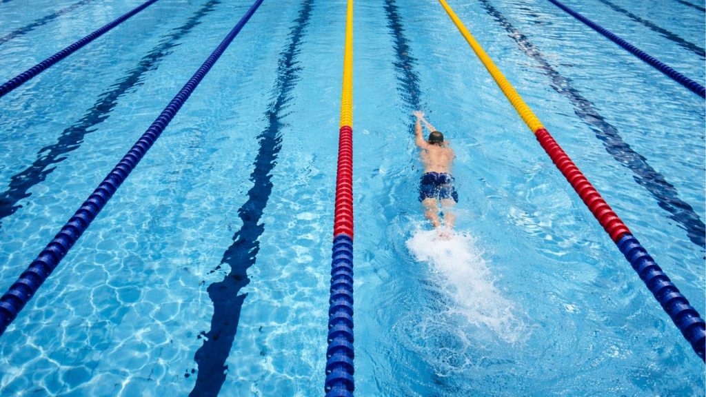 man die baantje zwemt